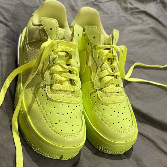 Nike Yellow Sneakers Air Force 1 Classic Design - Picture 2 of 4